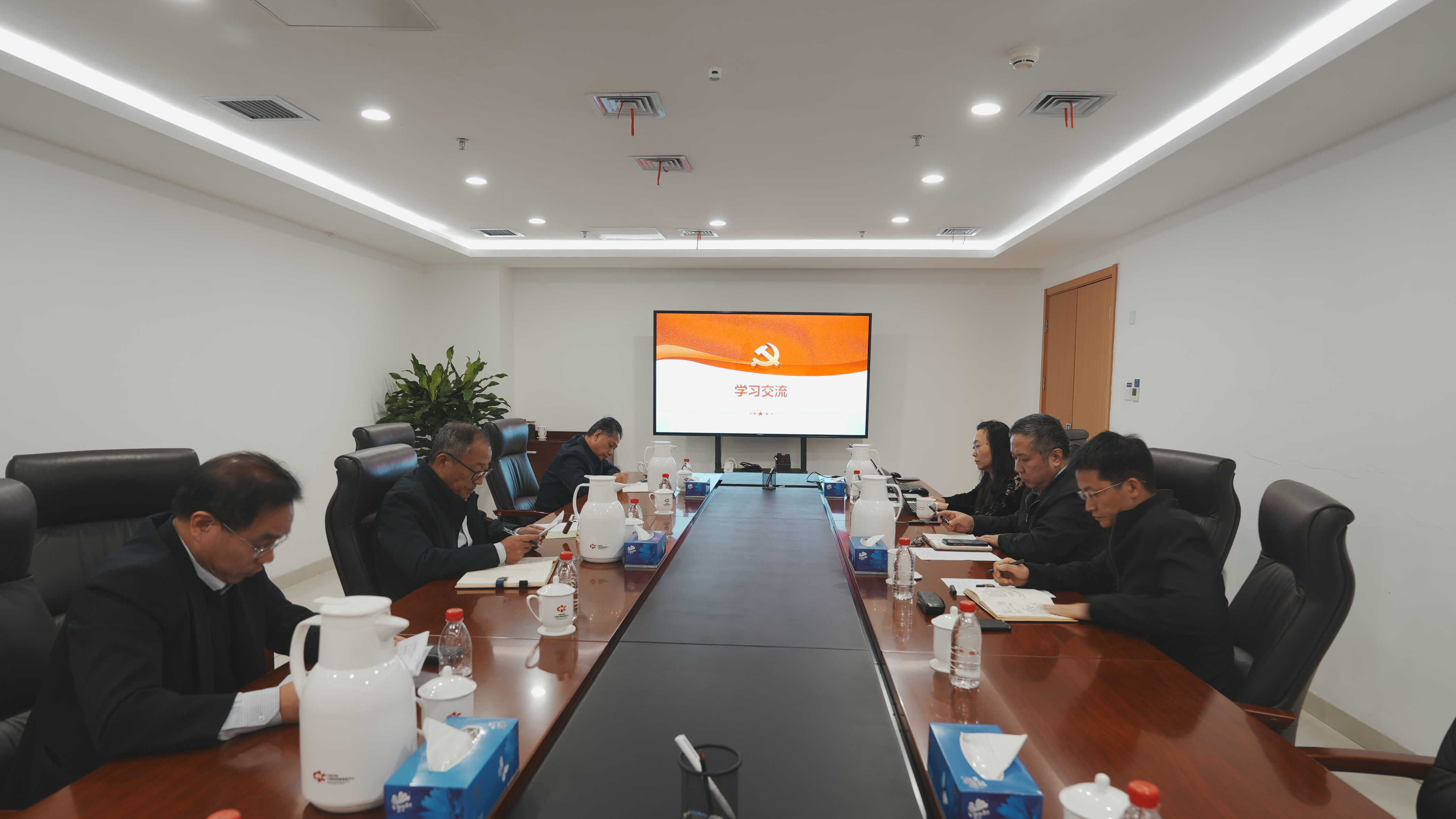 計(jì)算機(jī)網(wǎng)絡(luò)信息中心黨委理論學(xué)習(xí)中心組學(xué)習(xí)研討黨的二十屆四中全會(huì)精神